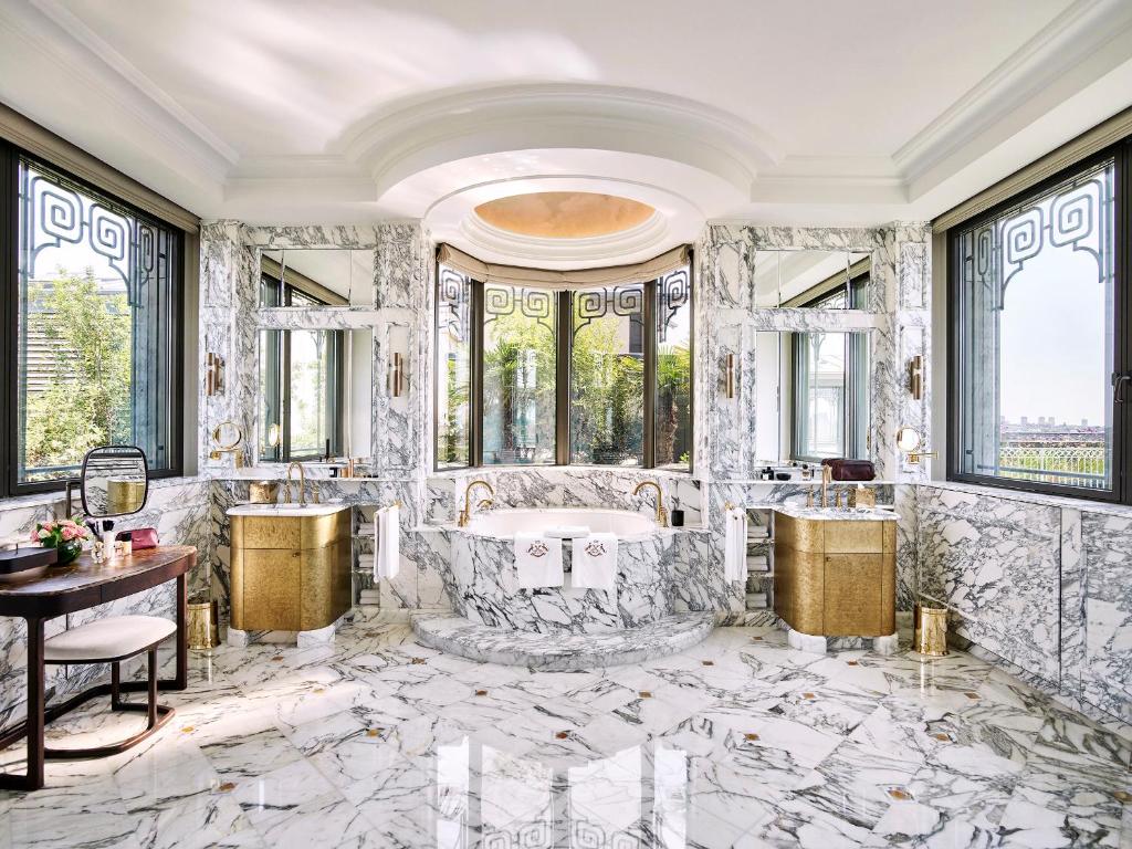 Palace or 5-star hotel: understanding the real differences