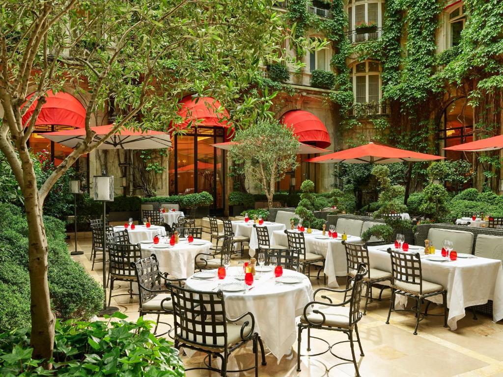 Palace or 5-star hotel: understanding the real differences